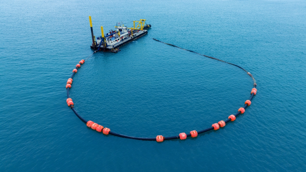 boom,floating,barrier,used,to,contain,an,oil,spill.,an